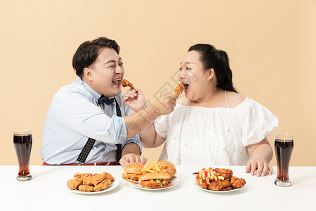年轻肥胖情侣暴饮暴食背景图片