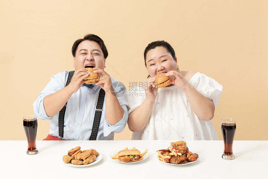 年轻肥胖情侣暴饮暴食图片