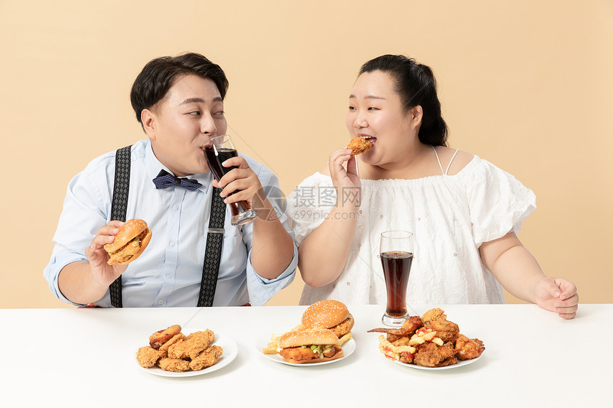 年轻肥胖情侣暴饮暴食图片