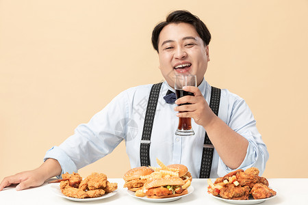 肥胖男性大口喝可乐图片