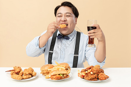 食品热量肥胖男生大口吃鸡块背景