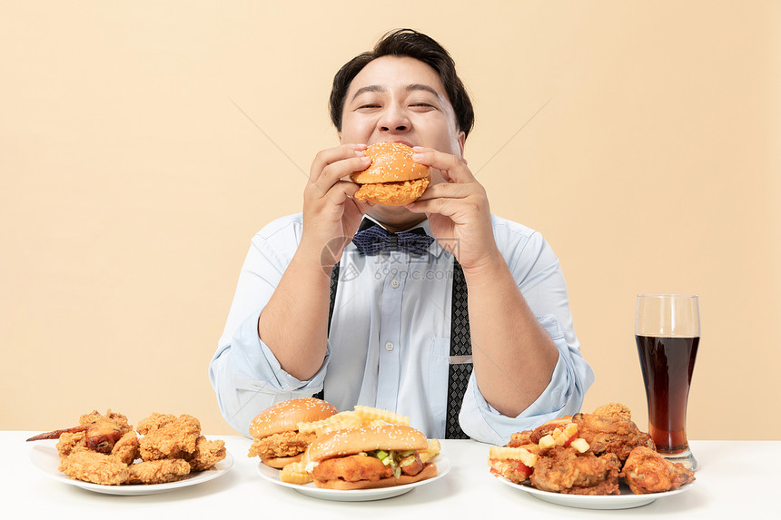 肥胖男生大口吃汉堡图片