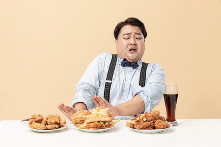 拒绝肥胖旁男生拒绝高热量食物背景
