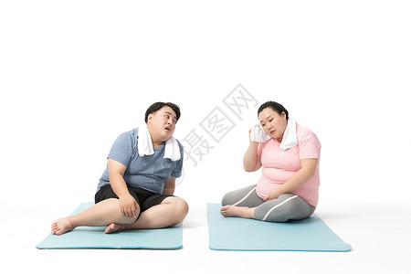 年轻肥胖男女运动疲惫休息高清图片