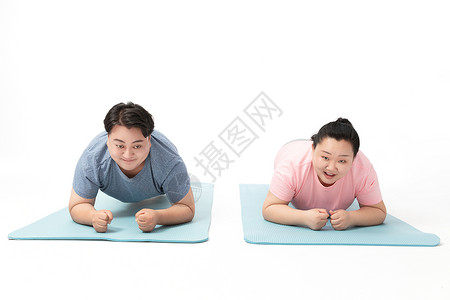 年轻肥胖情侣一起运动健身背景图片