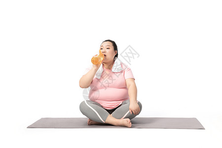 肥胖女生运动休息喝水图片