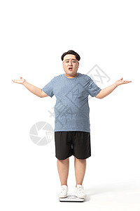 肥胖男士站在体重秤上疑惑表情图片