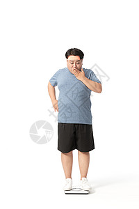 肥胖男士站在体重秤上惊讶表情图片