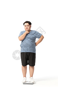 肥胖男士站在体重秤上不开心高清图片