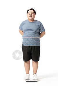 肥胖男士站在体重秤上高清图片