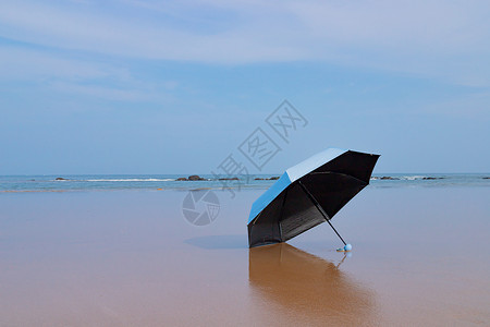 海边孤独的雨伞失落情绪高清图片