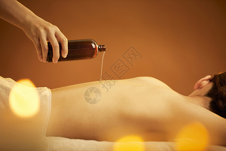 女性spa背部精油护理高清图片