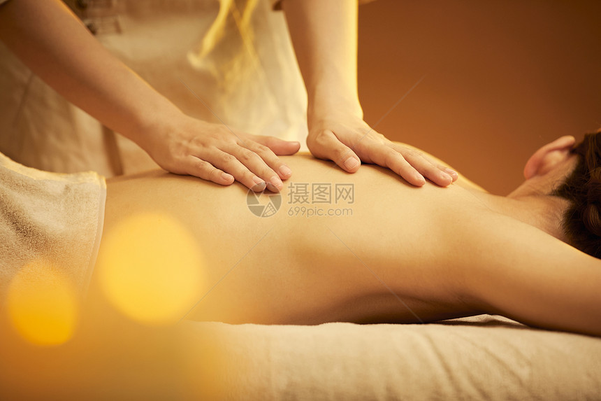 女性spa背部按摩图片