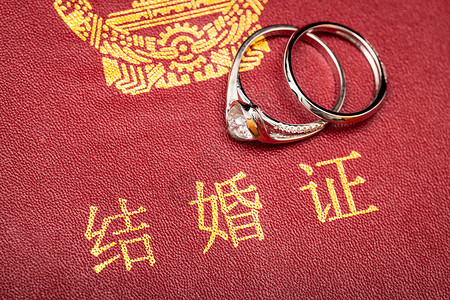 领到结婚证七夕情人节情侣戒指与结婚证背景
