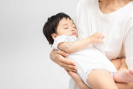 世界母乳喂养周尿布年轻妈妈抱着熟睡的宝宝背景