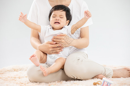 年轻妈妈带娃婴儿哭闹图片