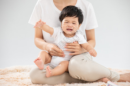 年轻妈妈带娃婴儿哭闹图片