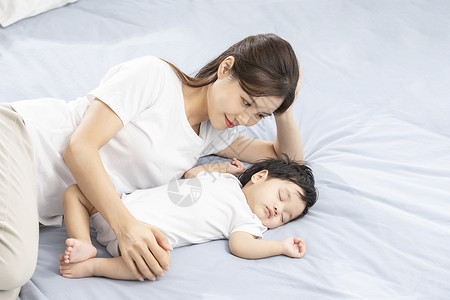 育儿类素材妈妈陪伴熟睡的宝宝背景