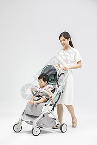 推着婴儿车年轻妈妈用婴儿车带娃背景