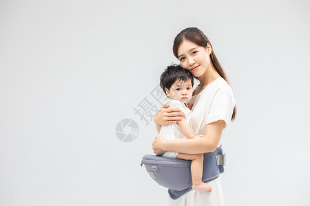 背带幼雏年轻妈妈使用宝宝腰凳带娃背景