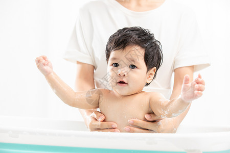 婴儿浴盆妈妈给宝宝洗澡背景