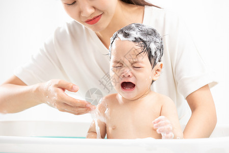 妈妈给婴儿宝宝洗澡哭闹不听话高清图片