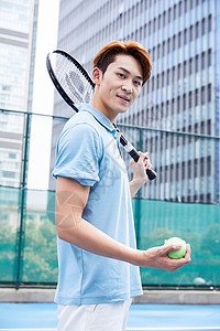 男孩在打网球在网球场打网球的青年男性背景