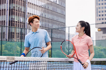 在网前欢快聊天的网球爱好者图片