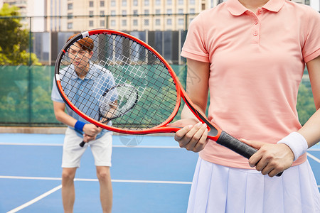 情侣户外网球双打特写图片