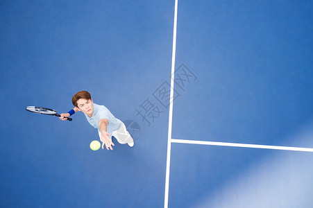 做发球动作的网球运动员高清图片