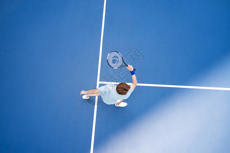 挥拍打网球的男性运动员图片
