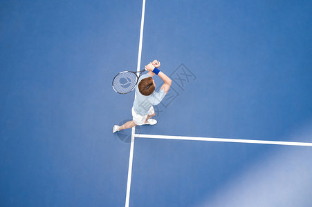 生活方式挥拍挥拍打网球的男性运动员背景