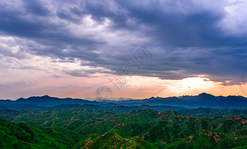 夕阳下的群山背景图片