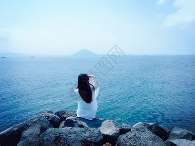 韩国海边女孩背影高清图片