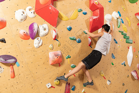 运动攀登青年男性室内攀岩背景