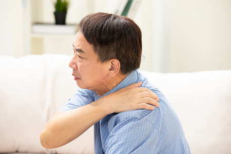 捶肩中年人男性颈椎病肩周炎疼痛背景