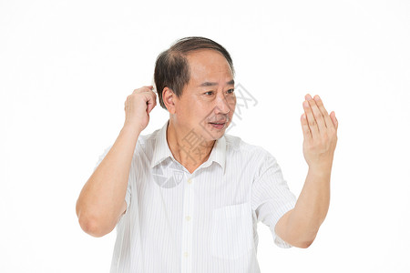 中年男性自信梳头图片
