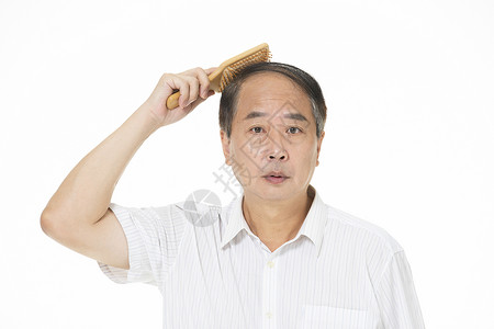 中年男性自信梳头图片