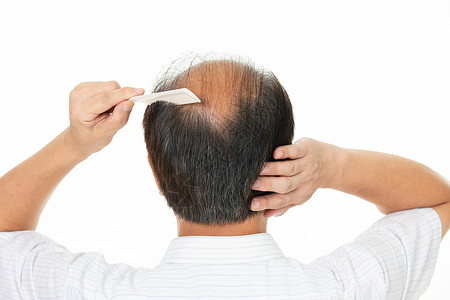 秃头中年男人梳头高清图片