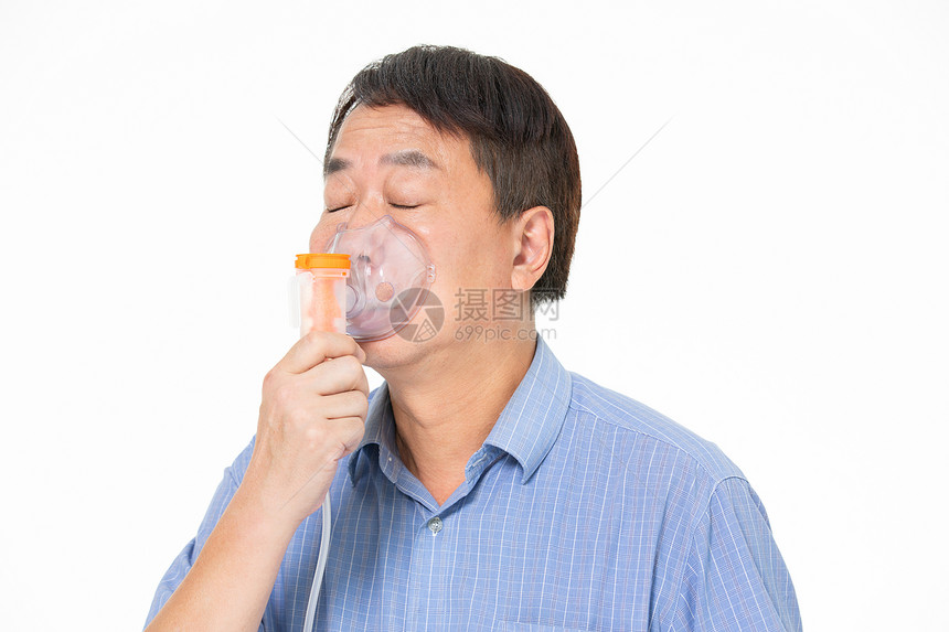中年男人吸氧图片