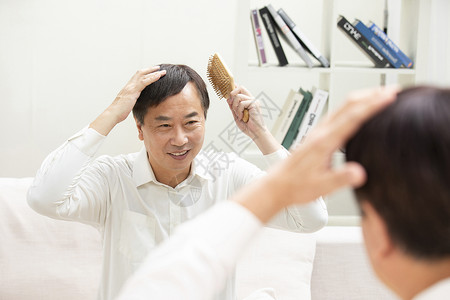中年男士梳理头发背景图片