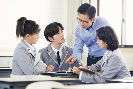 高中生上学老师和学生课堂上相互交流背景