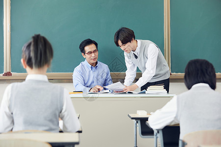 高中生上学自习课上老师给学生答疑背景