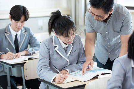 老师给学生辅导课堂作业图片