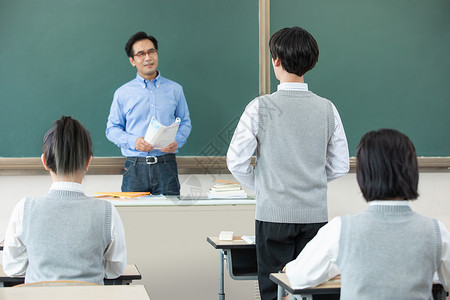 学生上课起立回答问题高清图片