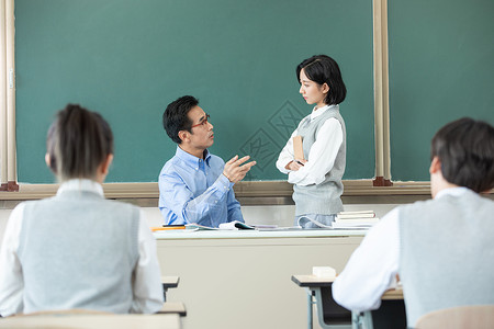 自习课上老师给学生答疑背景图片