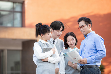 高中课本校园里学生和老师讨论课本知识背景