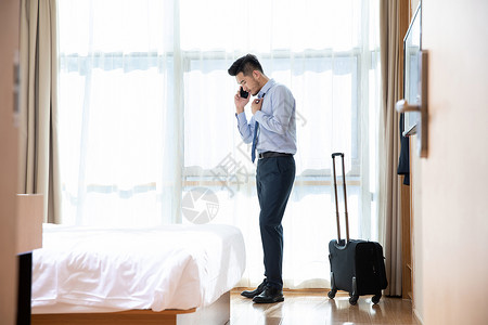商务男性酒店出行打电话图片