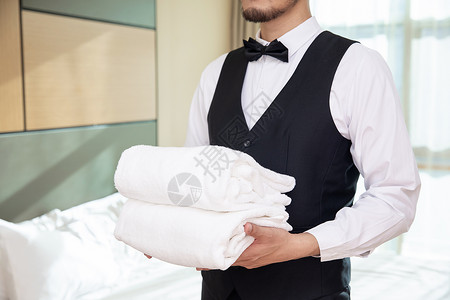 酒店男性服务员管家手托毛巾图片