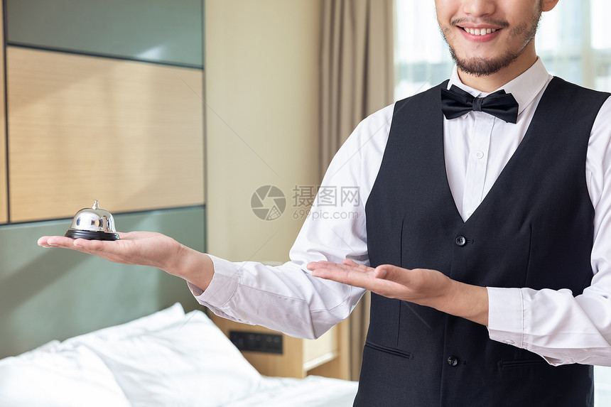 酒店客房服务员拿服务铃图片